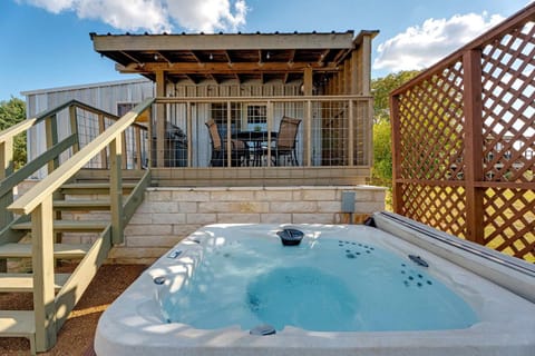 Hollmig Cabin - Private Hot Tub Cabin in Fredericksburg