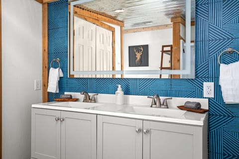 Hollmig Cabin - Private Hot Tub Cabin in Fredericksburg