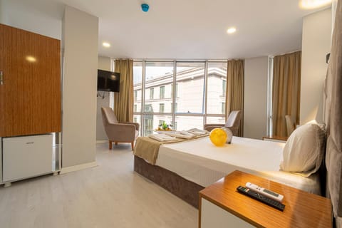 Communal lounge/ TV room, TV and multimedia, Photo of the whole room, Seating area, Bedroom