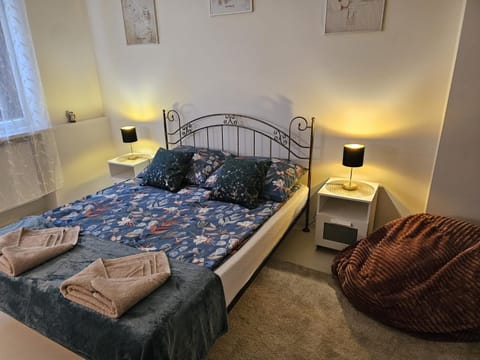 Bed, Seating area, towels