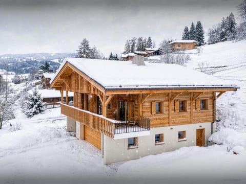 Property building, Day, Natural landscape, Winter, Mountain view