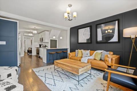 TV and multimedia, Kitchen or kitchenette, Living room, Seating area, Dining area