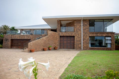 Property building, Day, Garden view, Parking