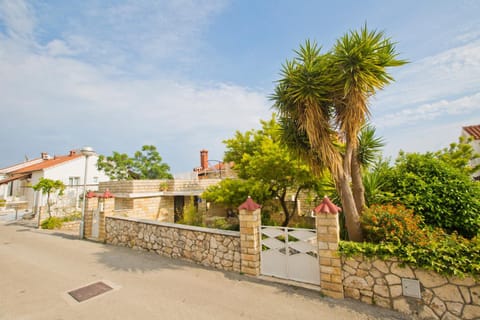 Facade/entrance, Area and facilities