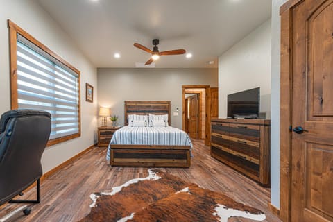 Bed, TV and multimedia, Photo of the whole room, Bedroom, wardrobe