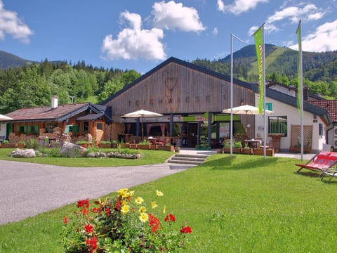Property building, Nearby landmark, Facade/entrance, Spring, Day, Night, Natural landscape, Summer, Garden, Skiing, Coffee/tea facilities, Balcony/Terrace, Food and drinks, Dining area, Hiking, Cycling, On site, Guests, Garden view, Landmark view, Mountain view, Street view, Area and facilities, Area and facilities, Sports, Location, Parking, acessibility