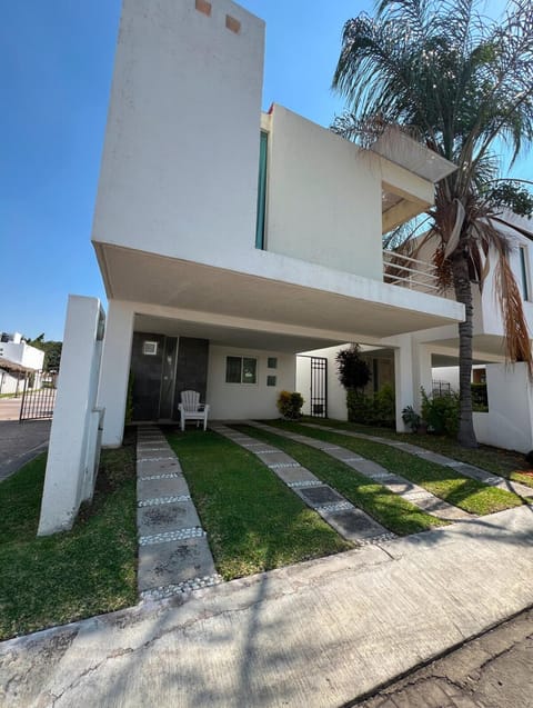 Private House in Secure Complex with Pool & Lush Garden House in Cuautla