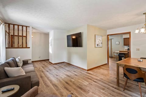 The Family Nook - Home for 8 House in Hamilton