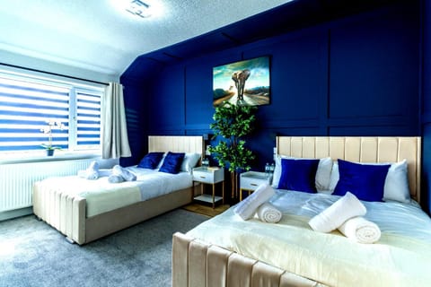 Bed, Other, Photo of the whole room, Bedroom, towels