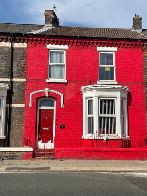 The LFC Red House - Spacious House With 5 Bedrooms, 2 Bathrooms, Street Parking And 1 Minute From The Stadium House in Liverpool