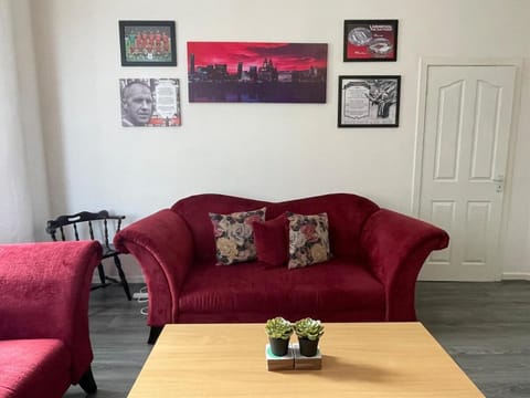 The LFC Red House - Spacious House With 5 Bedrooms, 2 Bathrooms, Street Parking And 1 Minute From The Stadium House in Liverpool