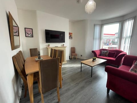 The LFC Red House - Spacious House With 5 Bedrooms, 2 Bathrooms, Street Parking And 1 Minute From The Stadium House in Liverpool