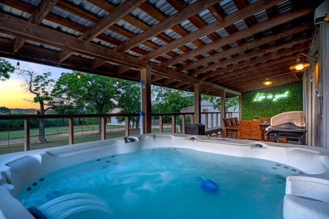 Hollmig Trio - Sleeps 18 Cowboy Pool & 3 Hot Tubs House in Fredericksburg