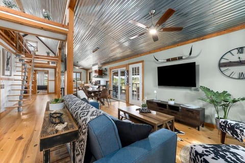 Hollmig Trio - Sleeps 18 Cowboy Pool & 3 Hot Tubs House in Fredericksburg