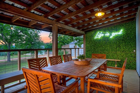 Hollmig Trio - Sleeps 18 Cowboy Pool & 3 Hot Tubs House in Fredericksburg
