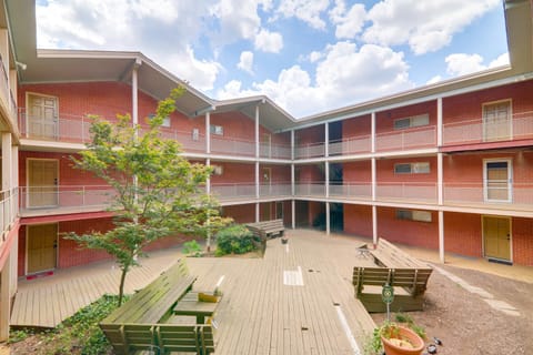 1 Mi to Dtwn and UGA Condo with Pool in Athens! Apartment in Athens