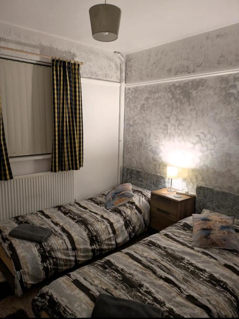 Close to City Center Bungalow walking distance to The Highcross, Abbey Park & Leicester City Long & Short Stays entire apartment own bathroom kitchen & lounge with off road parking LE4 Apartment in Leicester