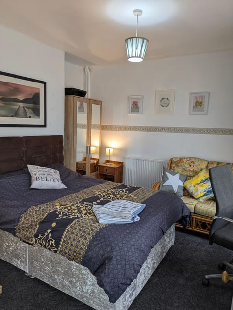 Close to City Center Bungalow walking distance to The Highcross, Abbey Park & Leicester City Long & Short Stays entire apartment own bathroom kitchen & lounge with off road parking LE4 Apartment in Leicester