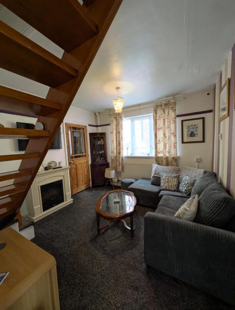 Close to City Center Bungalow walking distance to The Highcross, Abbey Park & Leicester City Long & Short Stays entire apartment own bathroom kitchen & lounge with off road parking LE4 Apartment in Leicester