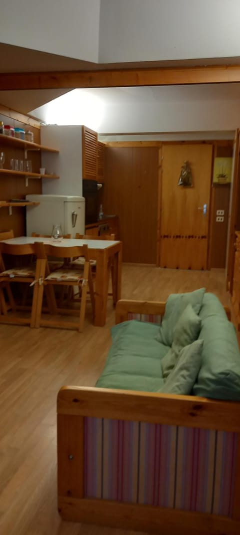 Kitchen or kitchenette, Seating area, Dining area, Bedroom