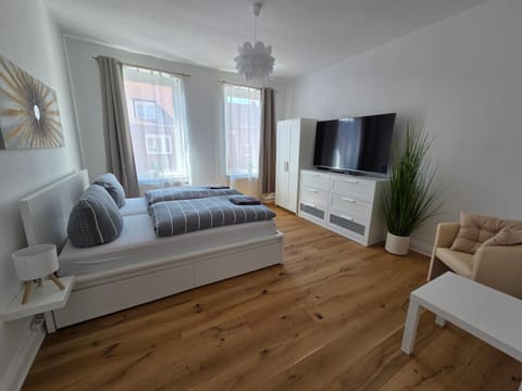 Bed, TV and multimedia, Seating area, Bedroom