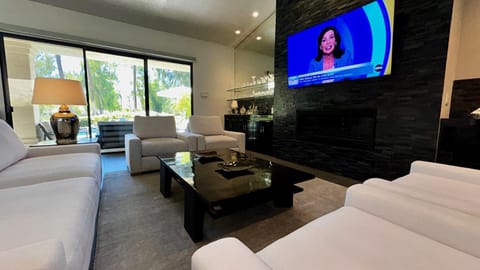 “Luxe Living”: Modern elegance, top-tier amenities, and stunning views, managed by Greenday! Villa in Rancho Mirage