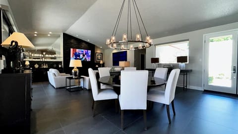 “Luxe Living”: Modern elegance, top-tier amenities, and stunning views, managed by Greenday! Villa in Rancho Mirage