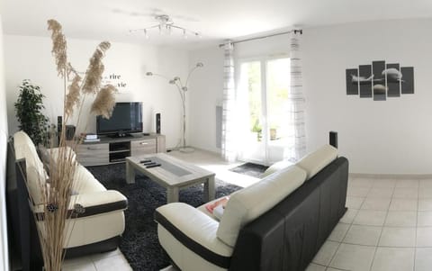 Communal lounge/ TV room, TV and multimedia, Living room, Seating area