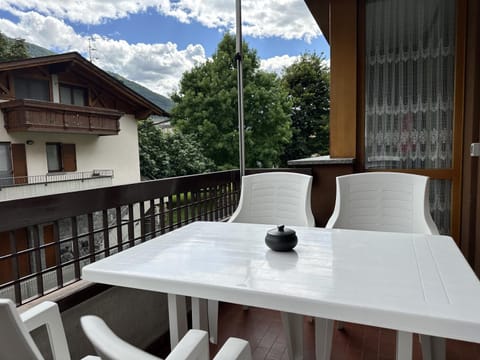 Balcony/Terrace, Mountain view, heating, microwave, oven, stove, toaster, kitchen