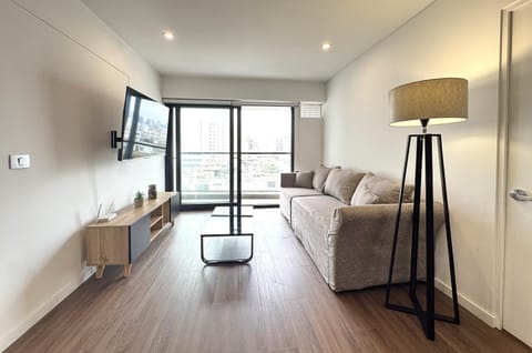 TV and multimedia, Balcony/Terrace, Living room, Lounge or bar, City view, Street view, Area and facilities, furniture, internet