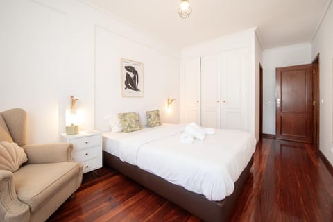 Bed, Bedroom, towels, wardrobe