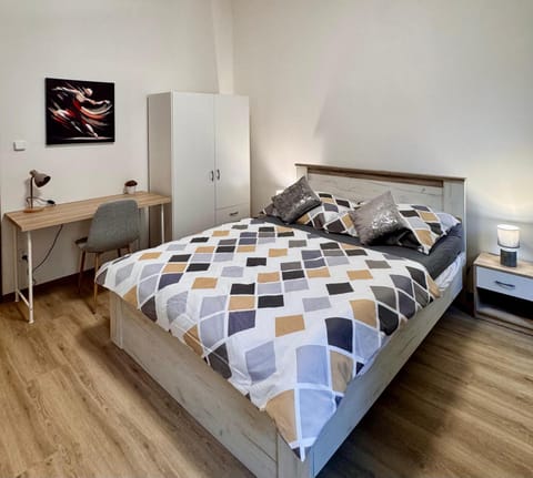 Bed, Photo of the whole room, Bedroom