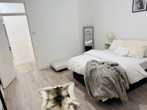 Edgbaston Retreat-Birmingham City Centre-Double Room in a shared two bedroom apartment Bed and Breakfast in Birmingham