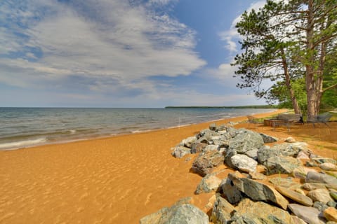 Lakefront Lookout! Private Sand Beach on Superior House in Big Bay