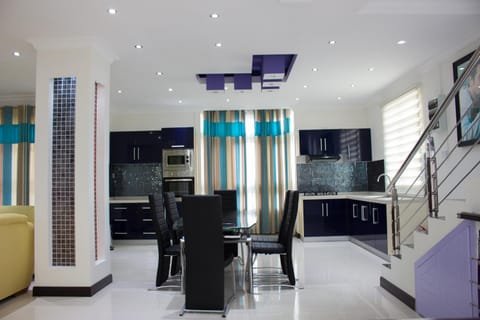 Kitchen or kitchenette, Seating area, Dining area, minibar, pet friendly