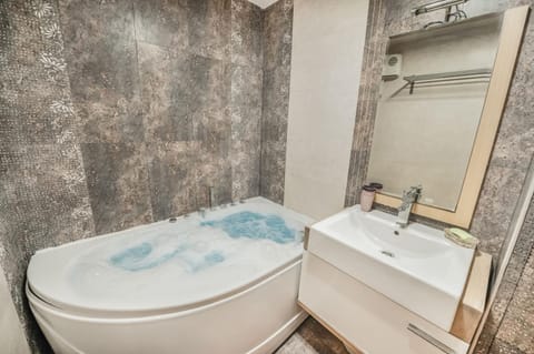 Shower, Hot Tub, Bathroom, Bath, towels