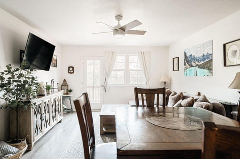 TV and multimedia, Living room, Seating area, Dining area