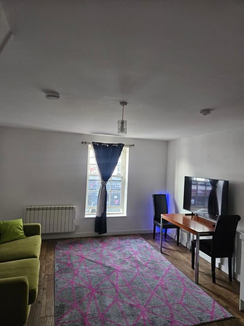 Communal lounge/ TV room, TV and multimedia, Coffee/tea facilities, Living room, Seating area, internet