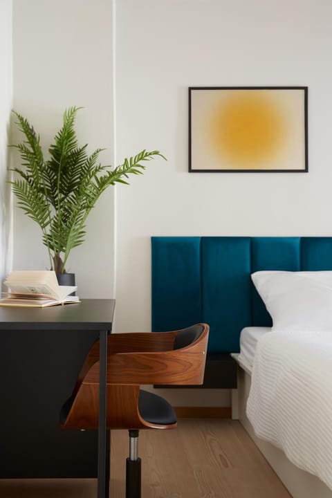 Bed, Photo of the whole room, Business facilities, Decorative detail, Seating area, Bedroom, Entertainment, storage