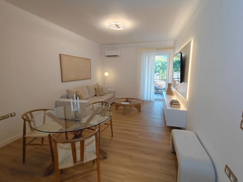 Spring, Day, Summer, TV and multimedia, Living room, Decorative detail, Seating area, Dining area, Area and facilities, Time of day