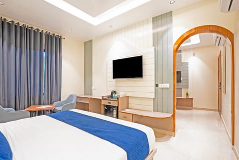Bed, TV and multimedia, Living room, Photo of the whole room, Seating area, Bedroom