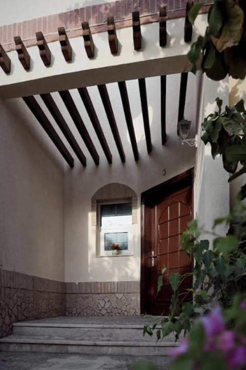 Emirati Stay Comfort & Local Charm Villas - 3 Villa in Al Sharjah