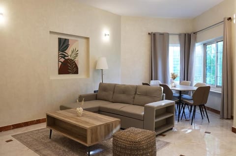 Emirati Stay Comfort & Local Charm Villas - 3 Villa in Al Sharjah