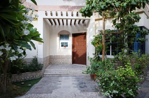 Emirati Stay Comfort & Local Charm Villas - 3 Villa in Al Sharjah