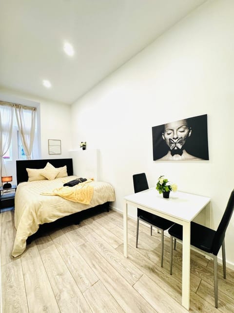 Bed, Seating area, Bedroom