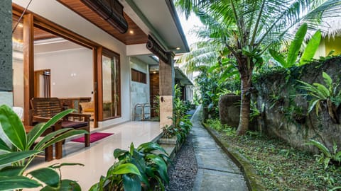 Property building, Patio, Day, Natural landscape, Garden, Balcony/Terrace, Garden view