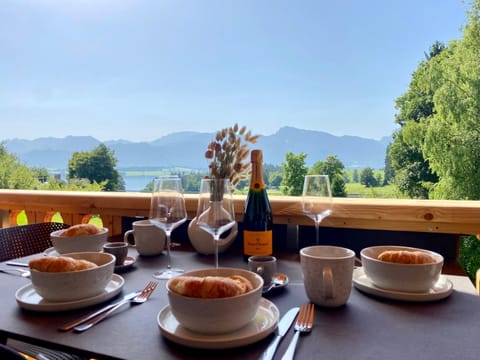 Natural landscape, Coffee/tea facilities, View (from property/room), Balcony/Terrace, Food and drinks, Dining area, Food, Lake view, Mountain view