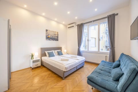 Bed, TV and multimedia, Photo of the whole room, Seating area, Bedroom, air conditioner