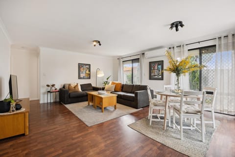 TV and multimedia, Living room, Dining area