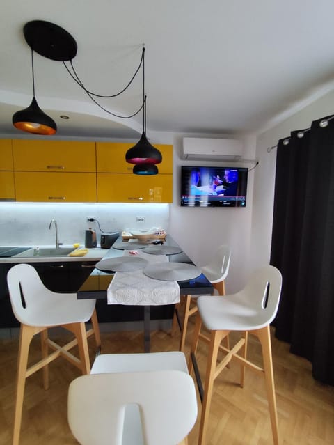 TV and multimedia, Kitchen or kitchenette, Living room, Seating area, Dining area